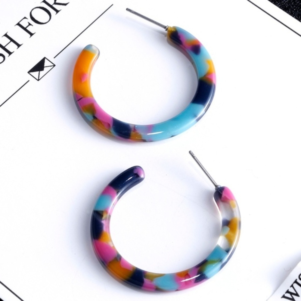 Multicolor resin hoop earrings